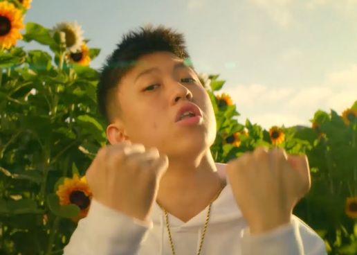 makna-lagu-glow-like-dat-rich-brian