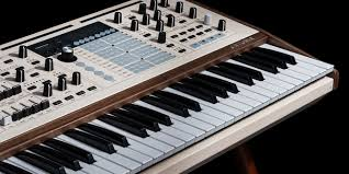 Tren Penggunaan Synthesizer Analog Pada Produksi Musik Pop